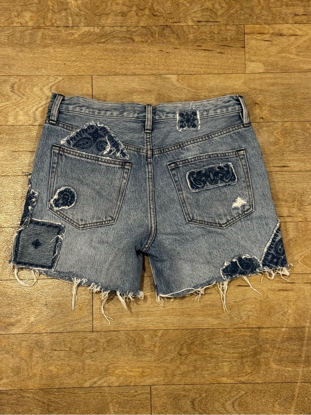 Free People Heartbreaker Patched Denim Shorts Size 26 - Picture 3 of 3